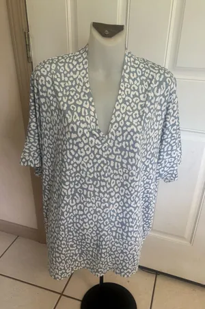 Large Morgan Clair gray/white leopard print V-neck short Sleeve tunic top. thumbnail 1