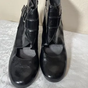 Aerosoles Alaska Black Leather Ankle Boots Heeled Buckle Bootie Womens 9.5 thumbnail 4