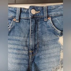 H&M Divided‎ Distressed Denim Shorts Women’s Size 2 thumbnail 4