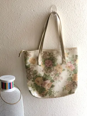 Vintage cream floral beach/picnic/ grocery casual earthy summer carry on u-shaped shoulder bag purse. thumbnail 3