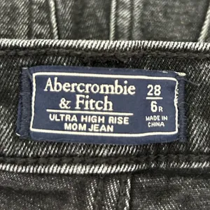 Abercrombie & Fitch Black Ultra‎ High Rise Mom Jean Distressed Size 28/6 thumbnail 5