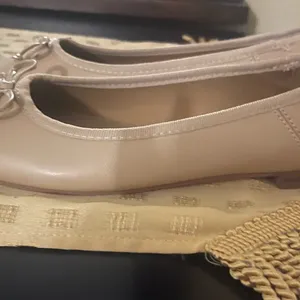 Elegant Cream Ballet Flats Size 7 thumbnail 4