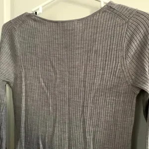 Uniqlo Merino Wool Blend Fitted V-Neck Long-Sleeve Dress in Gray thumbnail 9