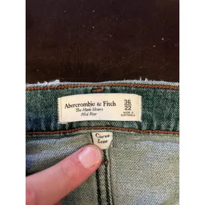 Abercrombie & Fitch Shorts Womens 22 Blue Denim Mom Curve Love Frayed Hem thumbnail 4