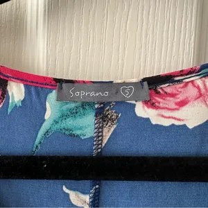 Short sleeve floral mini dress women’s size small blue, pink, and red, roses thumbnail 3