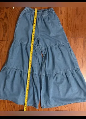 SHEIN high rise/ wide leg Flare light wash tiered denim jeans- Size 27***Med. high rise/ wide leg Flare light-wash tiered denim pants featuring a comfortable elastic waistband and a voluminous, multi-tiered design jeans- Size 27***Med - refer to measurements. gently warn& are in excellent condition. measurements approximately 11” waste x 39.5” long x 11” rise. Non smoking home. priced to sell at as is condition. Don’t like my price, make reasonable offer! And thank you for checking my closet. thumbnail 7