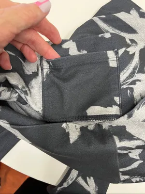 Vuori Black & Light Gray Floral Active Leggings Size Small (?) thumbnail 4