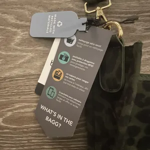Baggallini NWT snap closure crossbody bag in dark green Cheetah print with RFID thumbnail 4