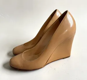 CHRISTIAN LOUBOUTIN Tan Patent Leather Wedges Size 37 / US 7 thumbnail 1