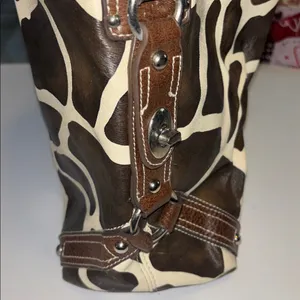 Source Unknown BROWN & CREAM FAUX LEATHER GIRAFFE PRINT DESIGN BIG BUCKET BAG SILVER HARDWARE thumbnail 4