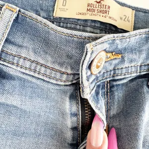Hollister Womens Low Rise Medium Wash Y2K Coastal Midi Denim Jean Shorts‎ Size 0 thumbnail 3