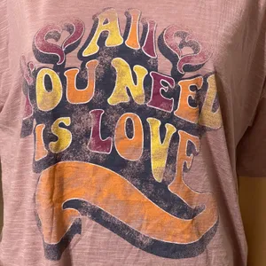 Jessica Simpson NWT Women's Rose Colored "All You Need Is Love" Shirt X-Large thumbnail 3