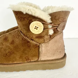 Ugg Mini Bailey Button Boot Womens Size 8 Logo Spellout Brown Monogram thumbnail 7