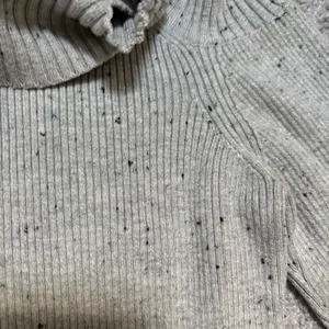 Vero Moda Light Gray Speckled Cold-Shoulder Ribbed Turtleneck Sweater thumbnail 4