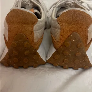 New Balance 327 sneaker in the "Sea Salt with Rust Oxide" Women's sz 6 thumbnail 4