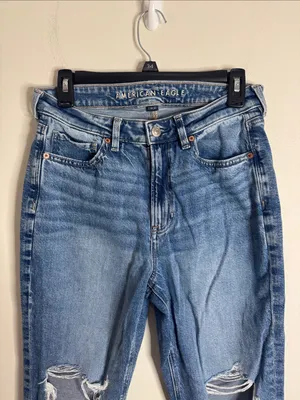 American Eagle Strigid Distressed Ripped Knees Mom Jeans Light Wash size 6 Short thumbnail 4