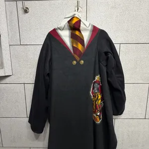 Harry Potter Gryffindor House Snuggie Blanket with Crest and Scarf thumbnail 2