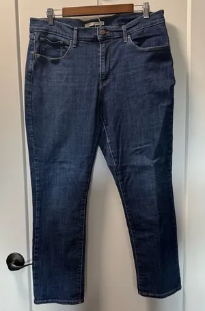 Levis Classic Straight Jean Dark Wash Mid‎ Rise 31x28 PETITE thumbnail 1