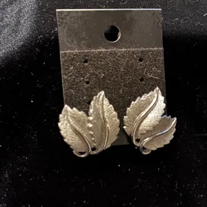 Vintage CROWN TRIFARI Signed Brushed SilverTone Leaf Earrings Clipon 1” thumbnail 2