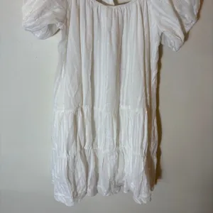 Davi & Dani White Kimmy Dress Puff Sleeve Tiered Back Tie NWT‎ Medium thumbnail 4