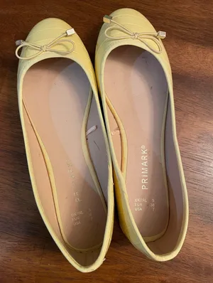 Never Worn Yellow Flats thumbnail 1