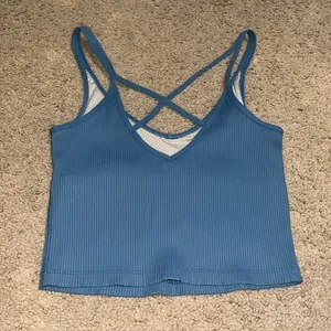 Vuori Rib‎ V-Neck Tank Top Cropped Pool Blue Small thumbnail 4