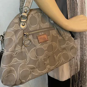 COACH M Size Tan Signatur Jacquard Fabric Handbag thumbnail 10