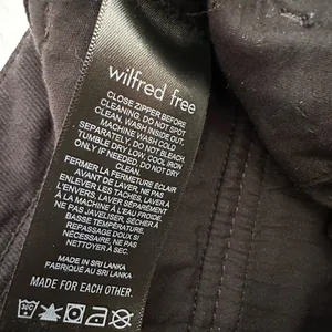 Wilfred Free 1048. aritzia cargo black straight leg sz 0 thumbnail 4