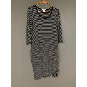 White House Black Market Black And White Curve Hem Long Sleeve Dress Size M thumbnail 2