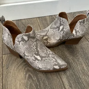 Universal Threads Ankle Height Grey Snakeskin Booties • Size 7 thumbnail 2