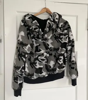 Strut this Black Camo Sherpa Abby Jacket thumbnail 6