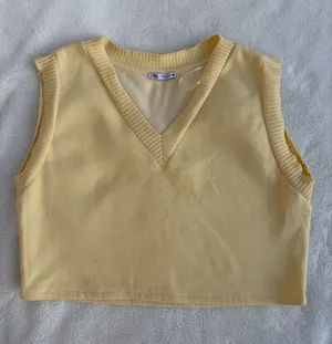 Zara Pale Yellow V-Neck Sleeveless Knit Crop Top/Vest. Size M thumbnail 1