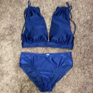 Women’s size medium NWOT navy blue 2 piece swimsuit thumbnail 1