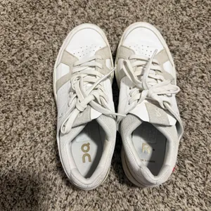 On Running The Roger Clubhouse White Sand Gold Womens Sneakers 48.99138 Size 9.5 thumbnail 2