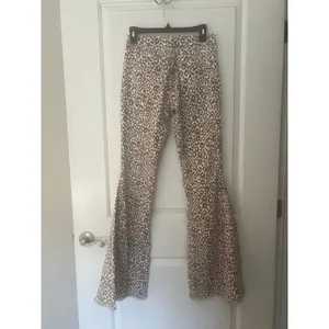Saints & Hearts Stretchy Leopard Print Bell Bottom jeans 28/44 thumbnail 4