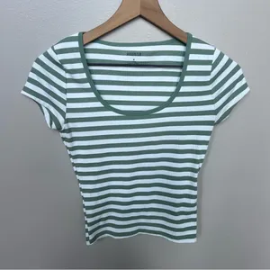 Hollister Ribbed Seamless Fabric Scoop Baby Tee Size Small Green White Stripes thumbnail 2