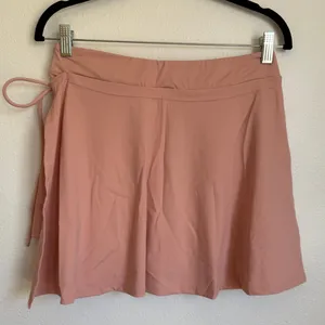 NWT Halara‎ Everyday Softlyzero Airy Mid Rise Tie Side A Line 2-in-1 Mini Skirt thumbnail 2