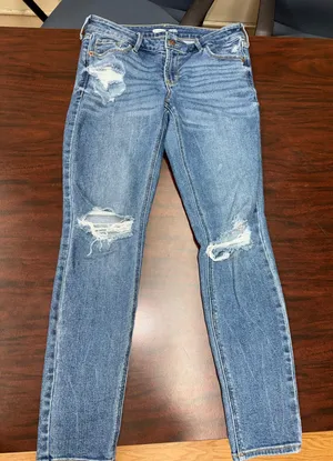 Old Navy Rockstar Low Rise Super Skinny Distressed Jeans Size 8 thumbnail 1