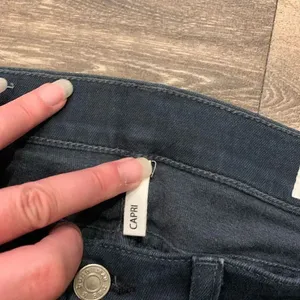 Rag & Bone Capri denim jeans. Size: 27. Raw edge at the bottom. thumbnail 3