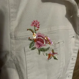 Kikit Jeans Jacket Womens Size Small White Floral Embroidered Cropped Denim thumbnail 3
