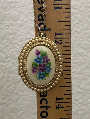 Vintage AVON Gold-tone Oval Floral Faux Pearl Locket Pendant 24” Necklace 33g thumbnail 12