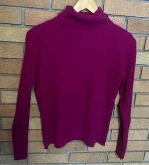 Neiman Marcus Exclusive Ribbed Dark Pink Turtleneck Sweater 100% Cashmere Size M thumbnail 1