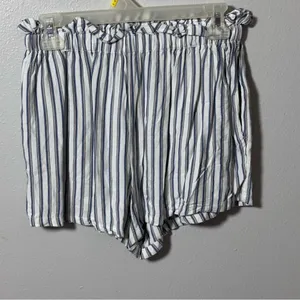 Hollister Women Elastic Waist Ultra High Rise Stripe Shorts White Size‎ S thumbnail 2