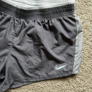 Nike women’s‎ dri-fit shorts size: L color: Gray/White thumbnail 2
