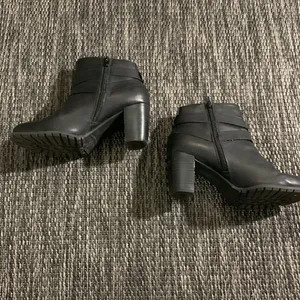 Jaclyn Smith Ankle Boots Size 8 thumbnail 2