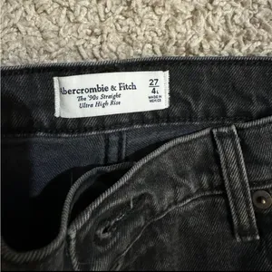 Abercrombie & Fitch Ultra High Rise 90s Straight Jean thumbnail 3