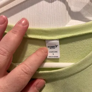 Old Navy Active Cozecore Lime Green Cropped Long‎ Sleeve Cutout Back Top Large thumbnail 4