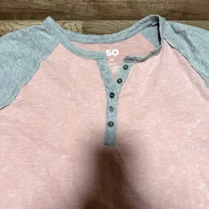 SO Women's Pink Acid Wash Raglan Henley Short Sleeve Top‎ XL Heather Gray Trim thumbnail 3