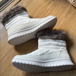 Ryka White Winter Boots with Brown Fur Trim thumbnail 5