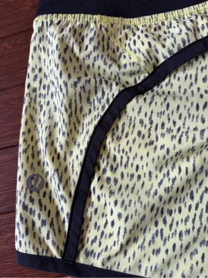 Lululemon Hotty Hot Short Dottie Dash Clarity Yellow Black / Black size 4 Small thumbnail 3